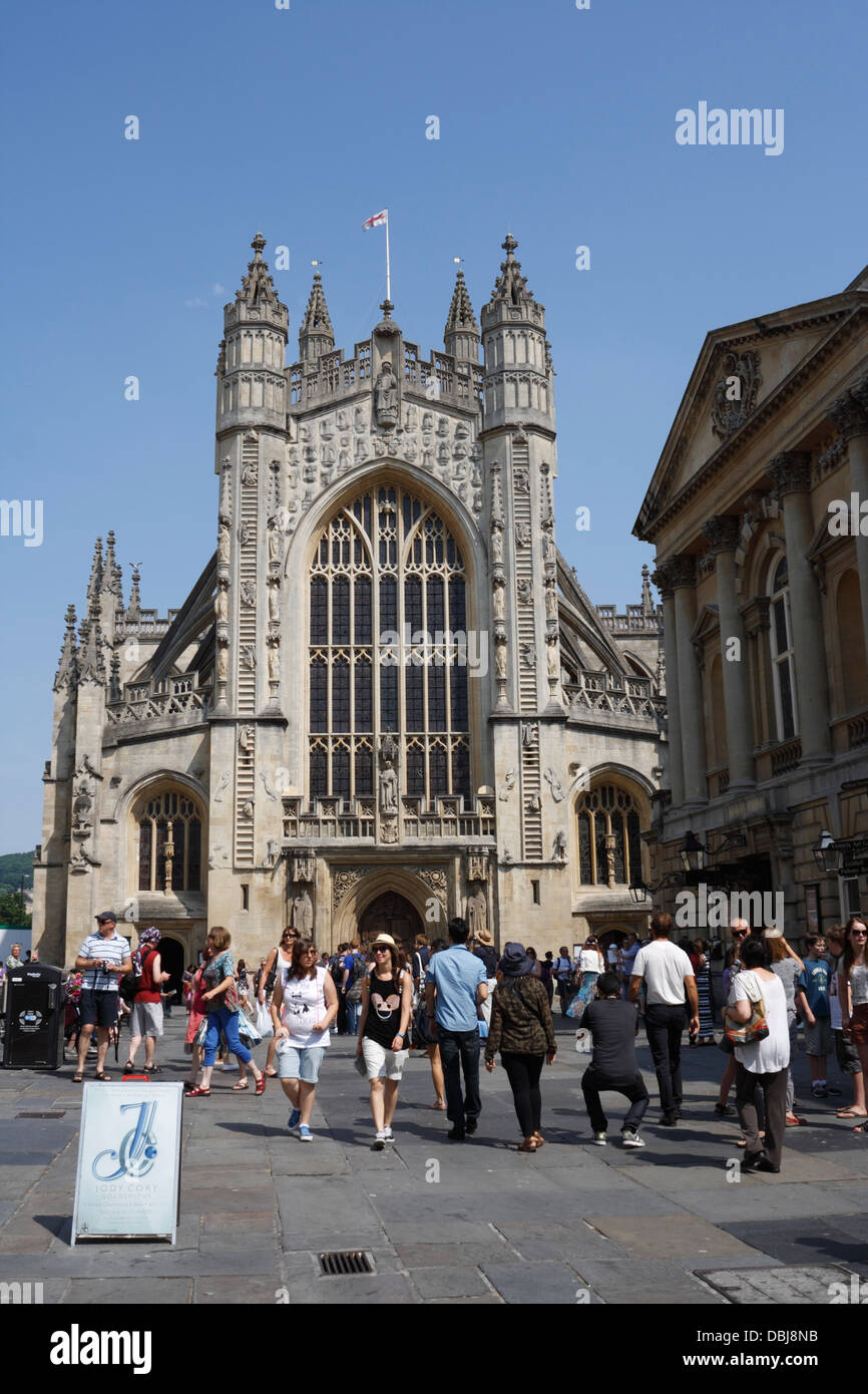 Les touristes devant l'église de l'abbaye de Bath dans le centre-ville de Bath Angleterre Royaume-Uni, destination touristique du patrimoine mondial début de cotswold Way Walk Banque D'Images Les touristes devant l'église de l'abbaye de Bath dans le centre-ville de Bath Angleterre Royaume-Uni, destination touristique du patrimoine mondial début de cotswold Way Walk Banque D'Images