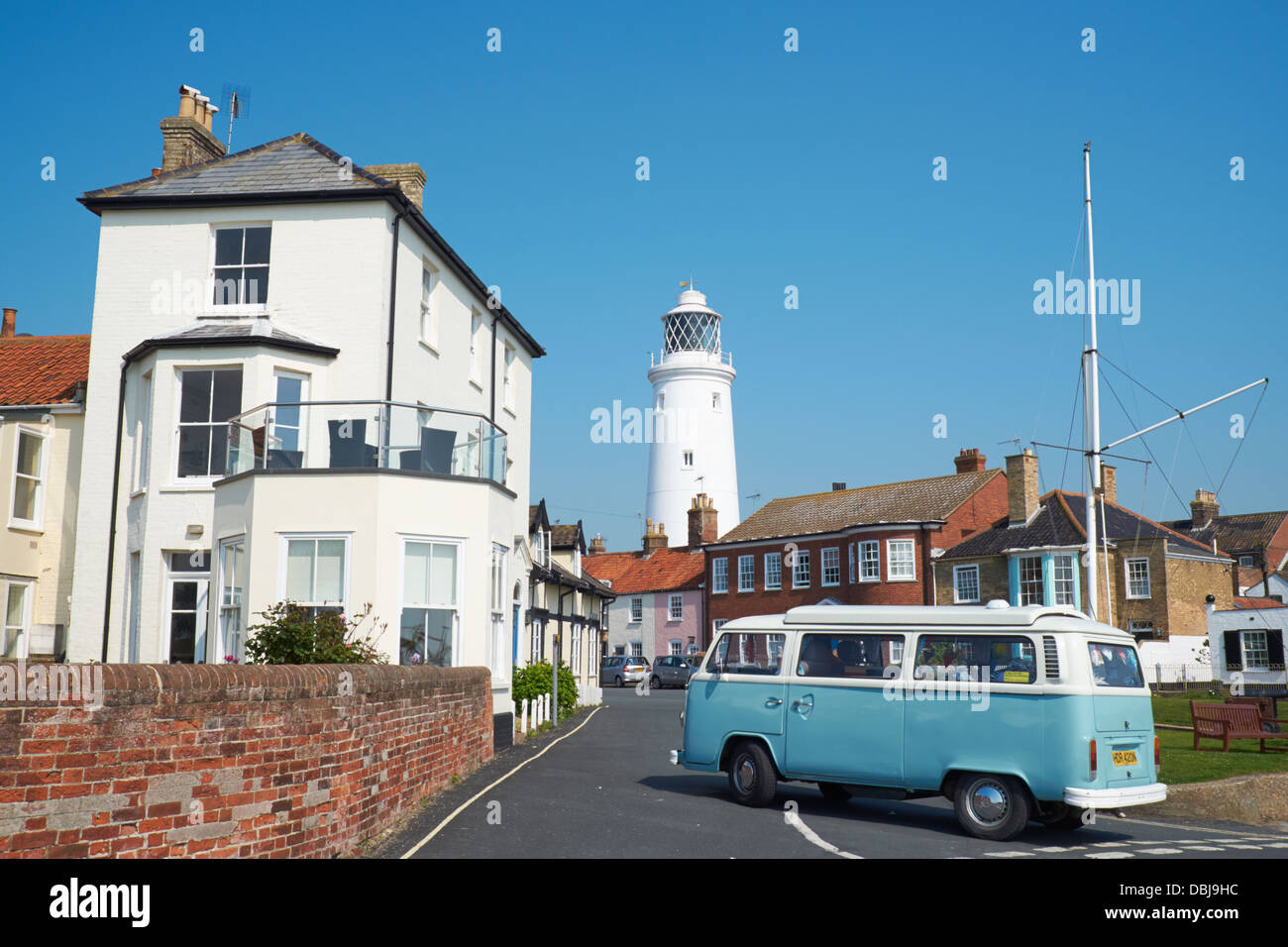 Un VW camper van roulant passé St James' Green, Southwold, en Angleterre. Banque D'Images