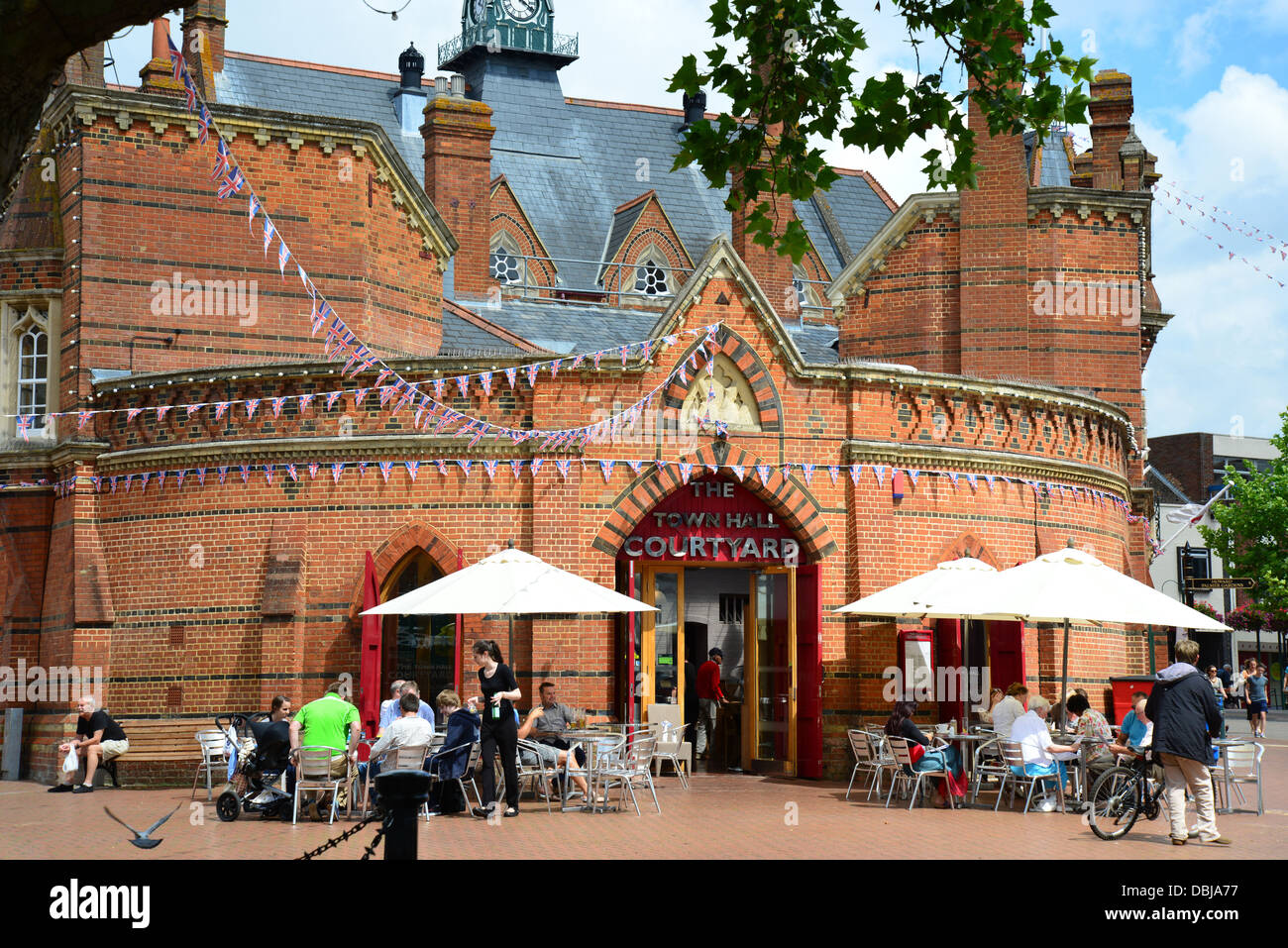 L'hôtel de ville Courtyard Cafe, Wokingham Town Hall, Place du marché, Wokingham, Berkshire, Angleterre, Royaume-Uni Banque D'Images