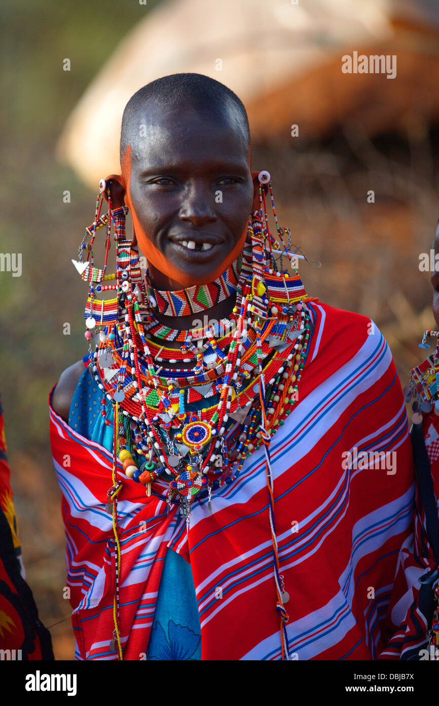 Portrait de vieille femme Masai en vêtements traditionnels et des bijoux.  Selenkay Conservancy Area. Le Kenya, l'Afrique Photo Stock - Alamy