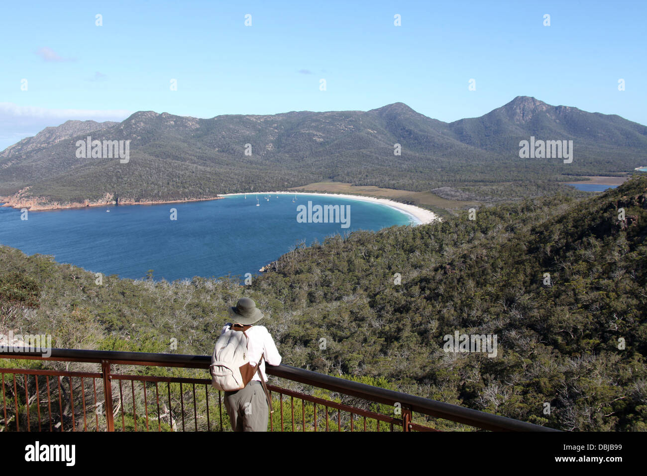 Tourist à Wineglass Bay Lookout dans le parc national de Freycinet Banque D'Images
