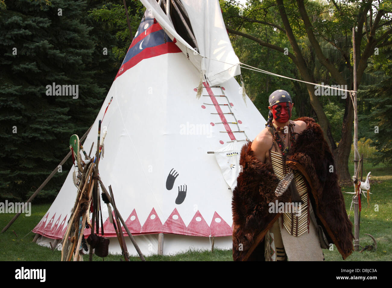 Native American Indian homme portant une robe de peau de bison Banque D'Images