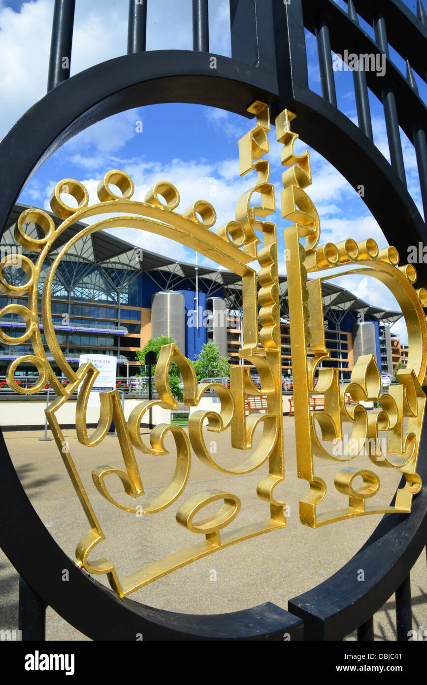 Emblème de la couronne royale sur la porte principale, Hippodrome d'Ascot, Ascot, Berkshire, Angleterre,Royaume-Uni Banque D'Images