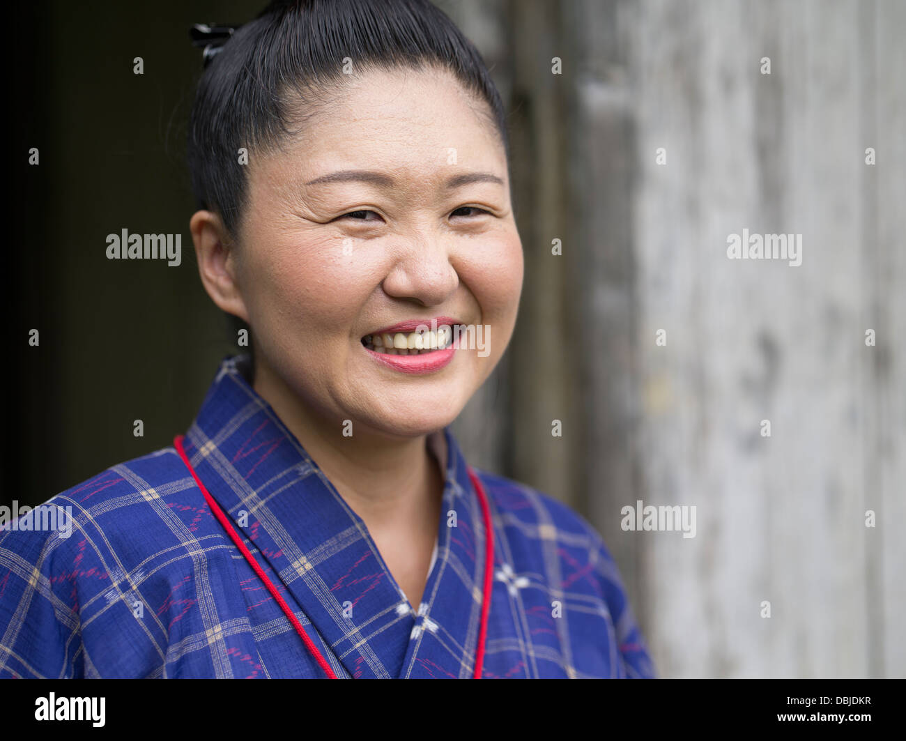 Smiling Japanese woman at Ryukyu Mura Okinawa au Japon. Les femmes d'Okinawa ont l'espérance de vie la plus longue au monde. Banque D'Images