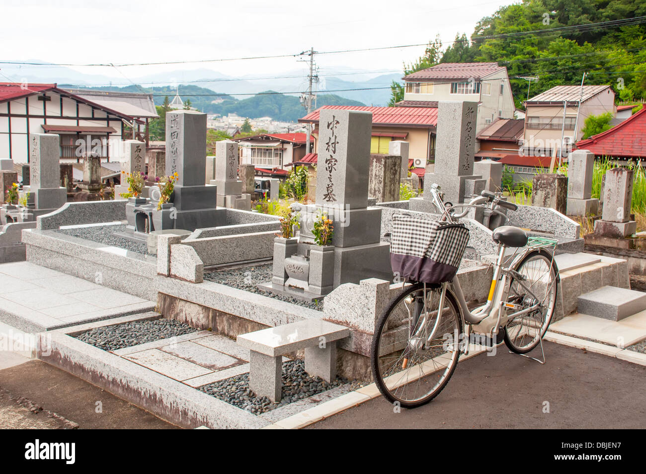 Moto garée dans un cimetière japonais Banque D'Images