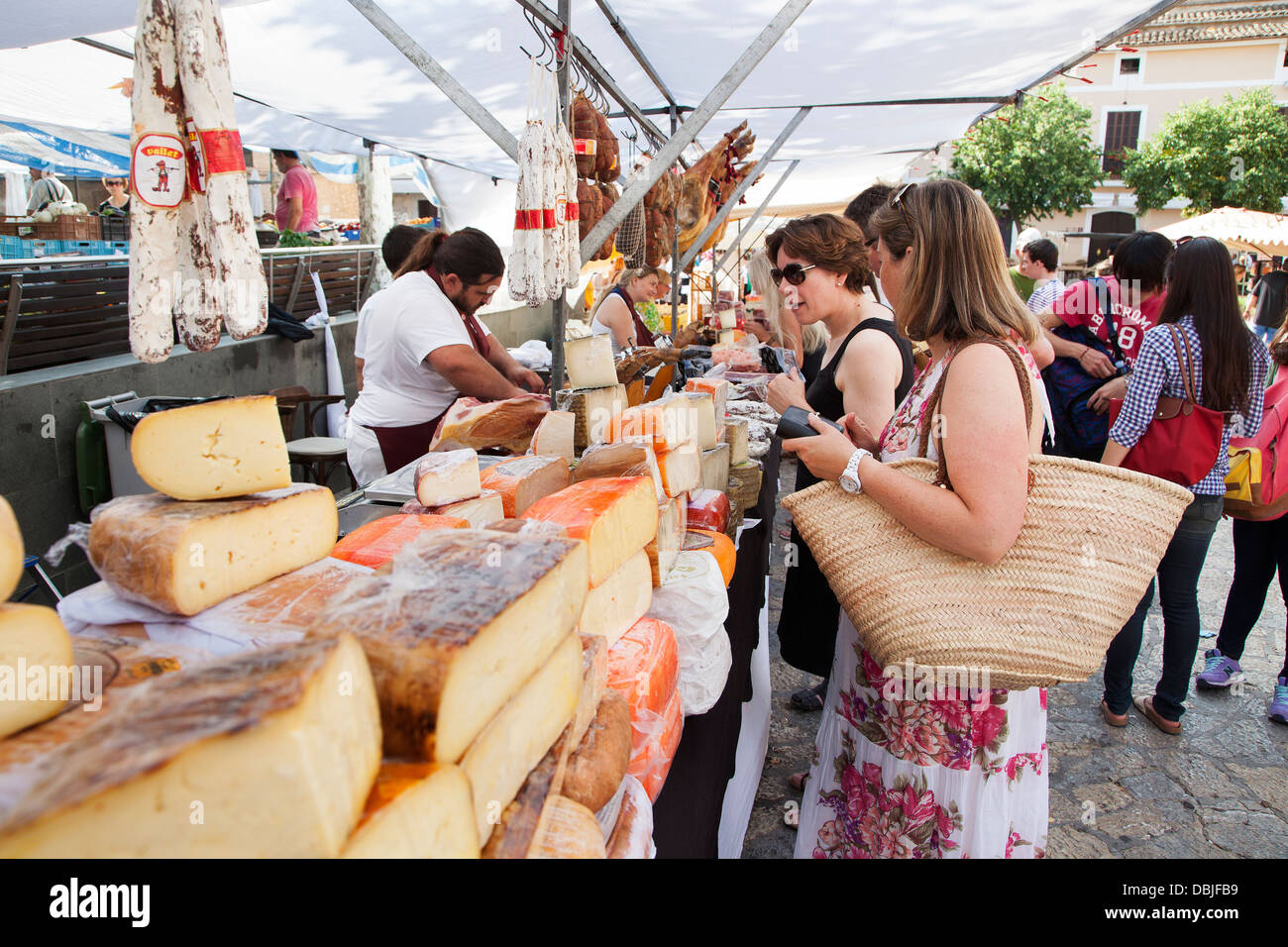 Commerçants vendant Palma de jambon et de fromage à la vieille ville de Pollensa le marché du dimanche de la principale Plaza Mayor. Banque D'Images