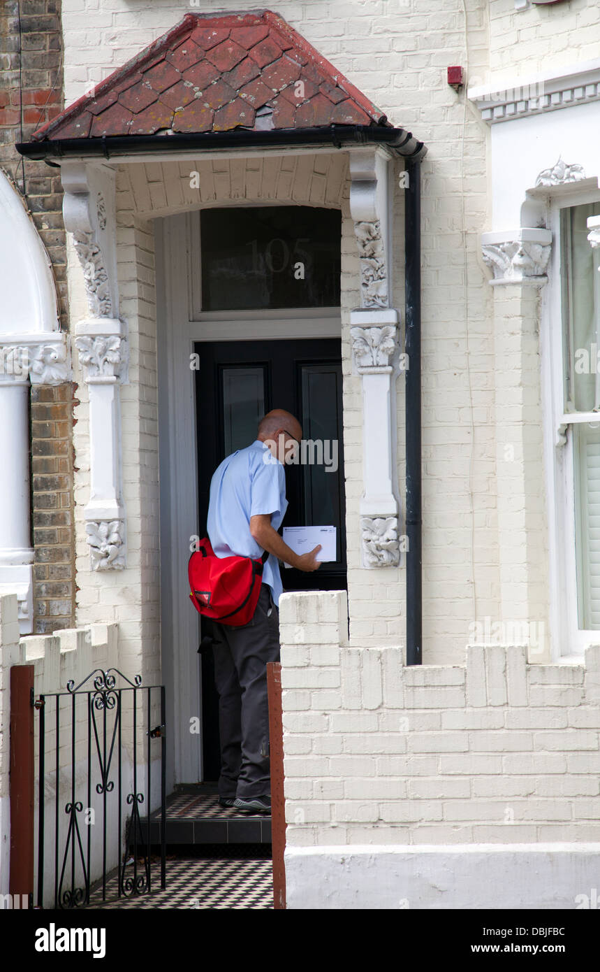 Postman Offrir à Foyer résidentiel dans Wandsworth - London UK Banque D'Images