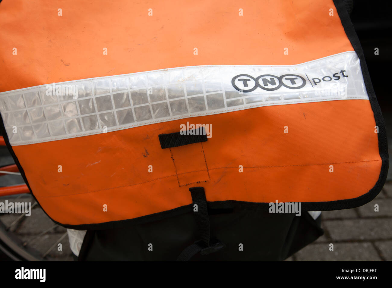 Orange TNT Sac sur vélo Livraison dans Wandsworth London UK Banque D'Images