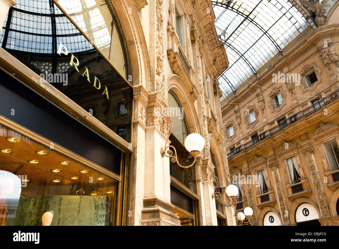 Le magasin Prada à la Galleria Vittorio Emanuele 11, à Milan. Banque D'Images