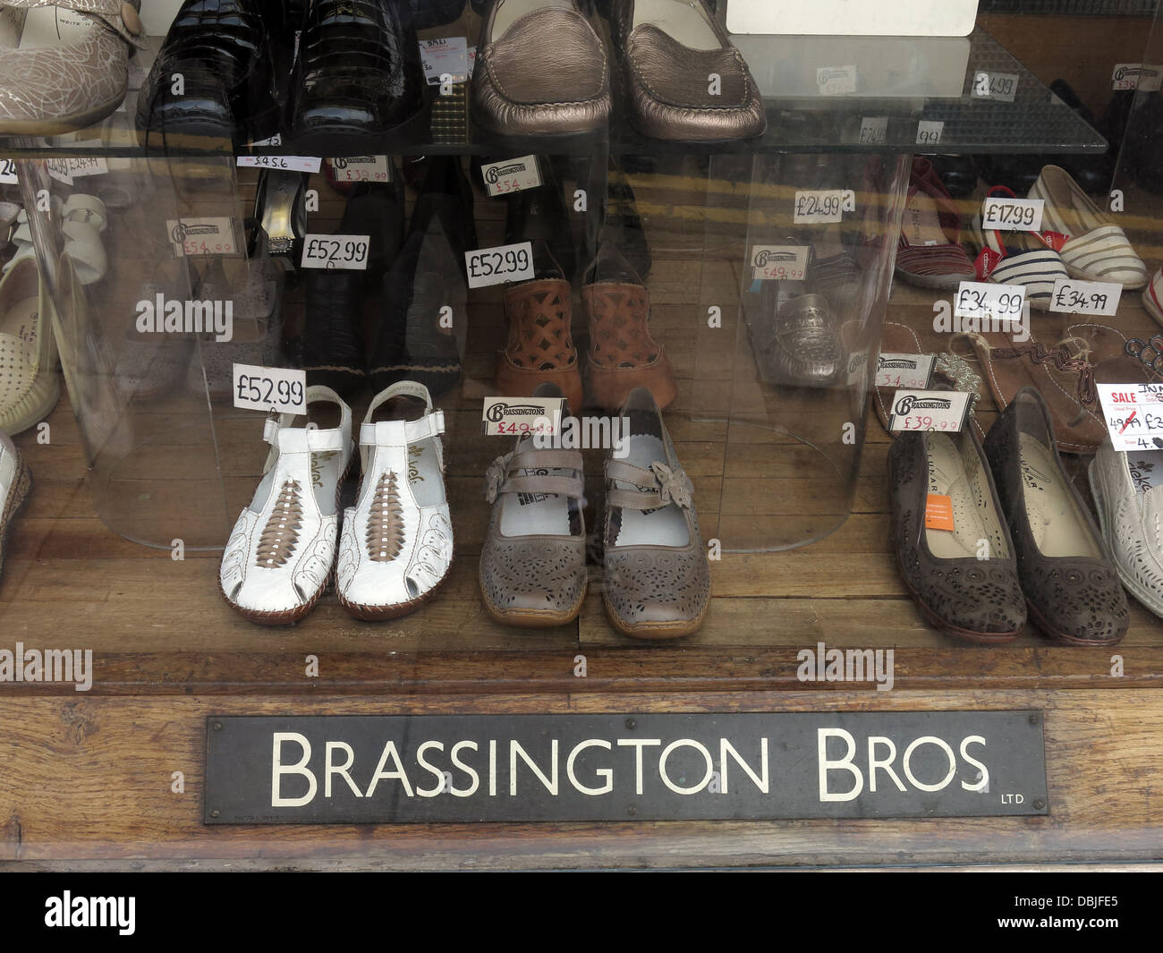 Brassington Frères un magasin de chaussures traditionnel à Longton , Stoke-on-trent, Staffordshire, Angleterre, RU Banque D'Images