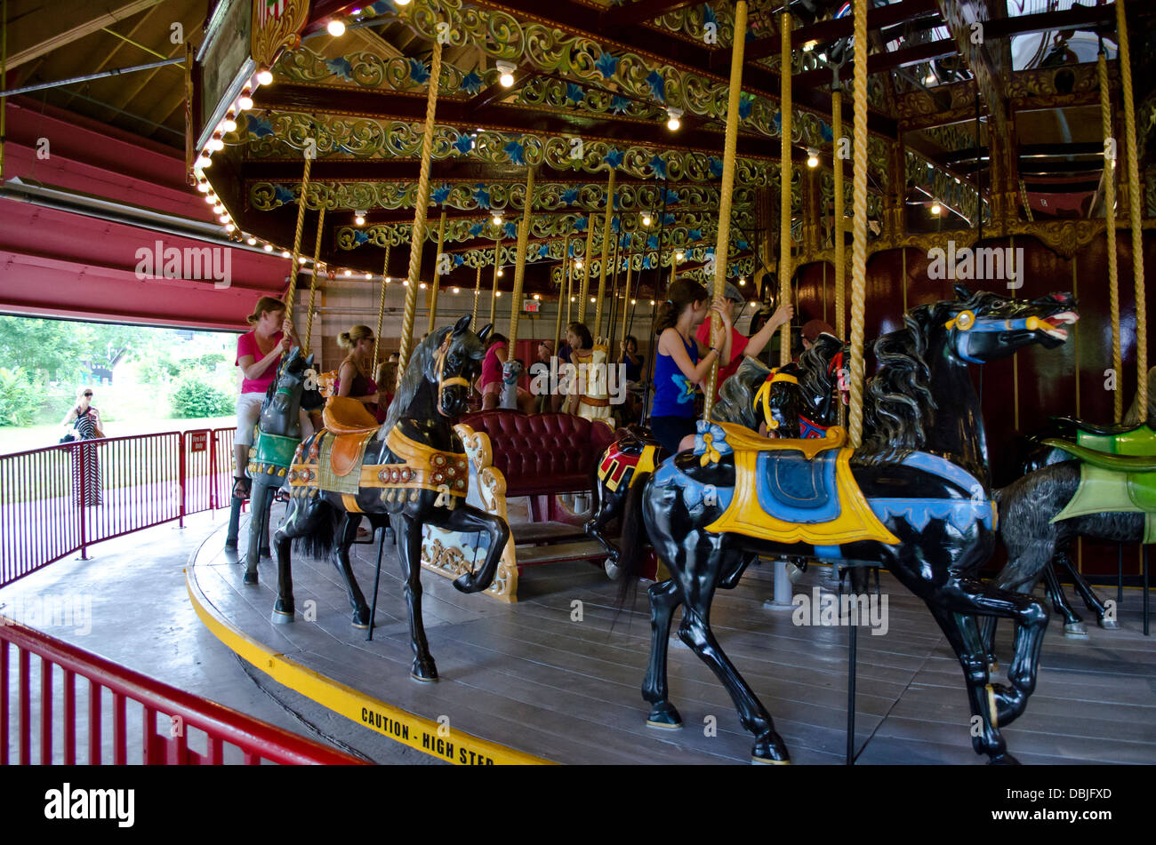 Les enfants et les adultes profiter de la ride at carrousel vintage Lakeside Park à St Catharines, Ontario. Banque D'Images