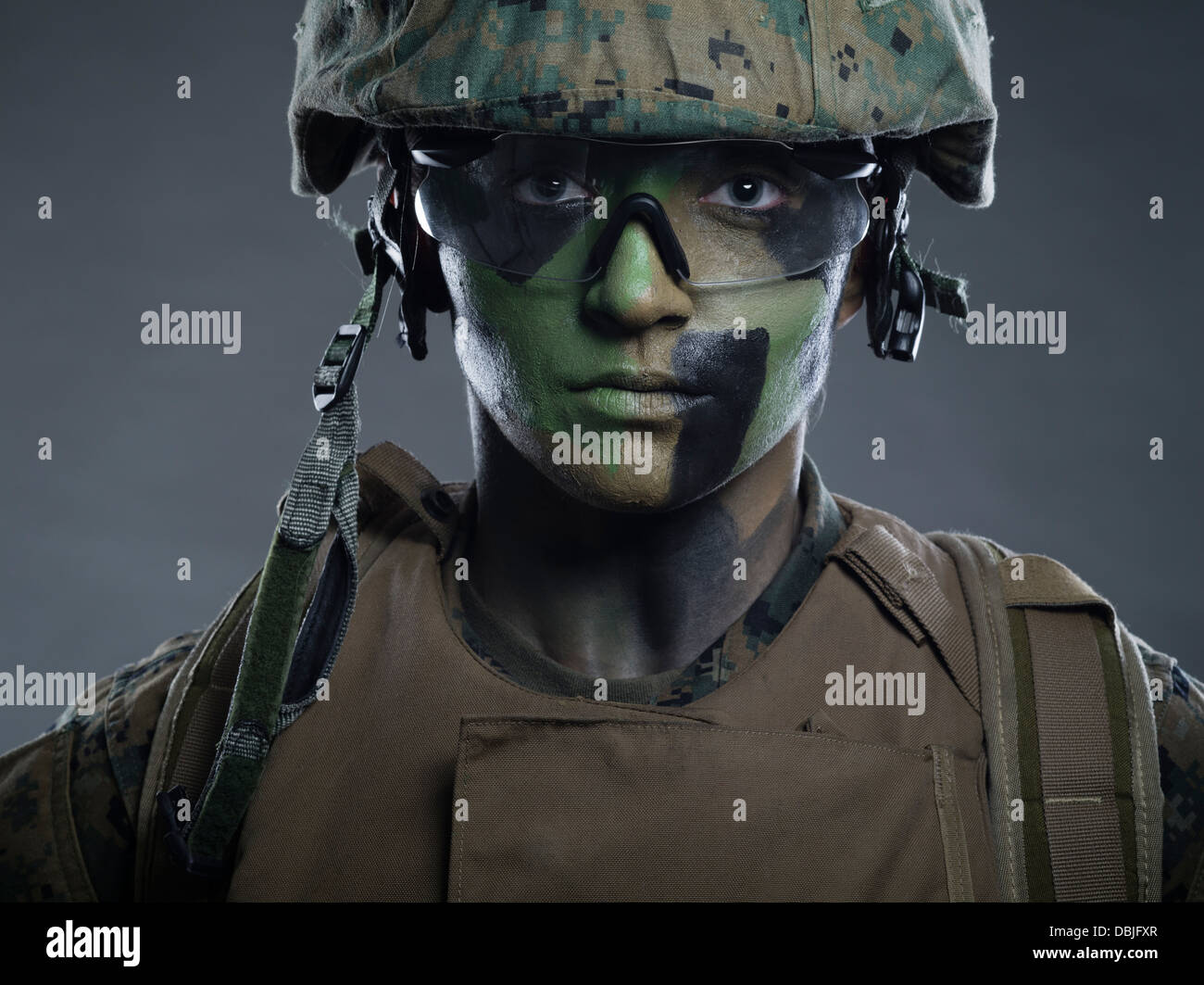 Portrait de femme United States Marine Corps soldat en uniforme de  camouflage MARPAT utilitaire pixélisé avec camo face paint Photo Stock -  Alamy