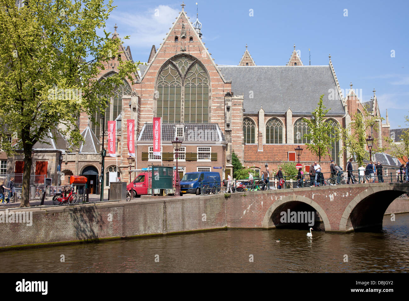 Oude Kerk (vieille église) par le Oudezijds Voorburgwal canal, ville d'Amsterdam, Hollande, Pays-Bas. Banque D'Images