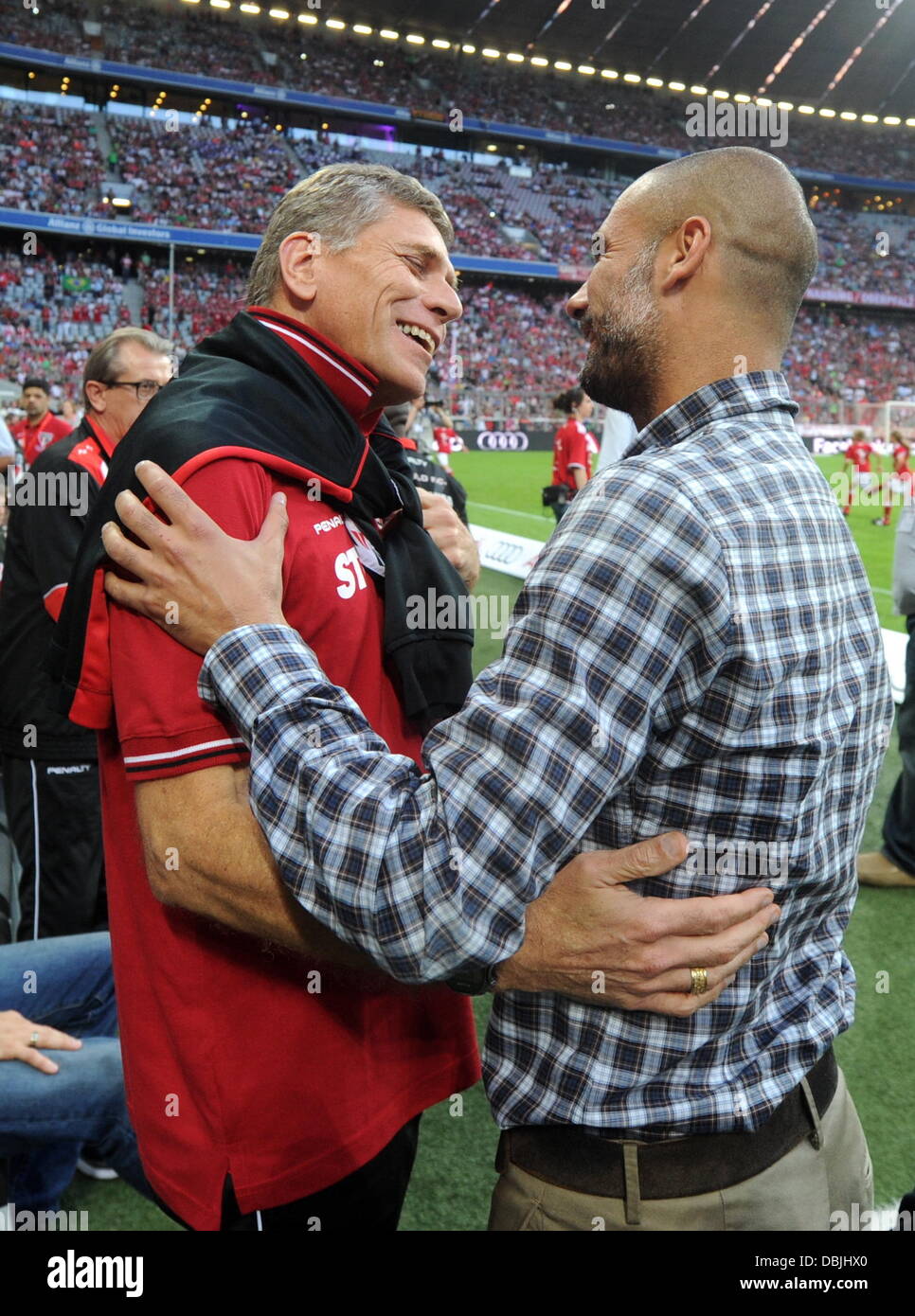 Munich, Allemagne. 31 juillet, 2013. Gestionnaire de Munich Pep Guardiola (R) hugs manager Paulo Autuori de Sao Paulo avant de l'Audi Cup demi-finale de football FC Bayern Munich vs Sao Paulo FC à l'Allianz Arena de Munich, Allemagne, le 31 juillet 2013. Photo : Tobias Hase/dpa/Alamy Live News Banque D'Images