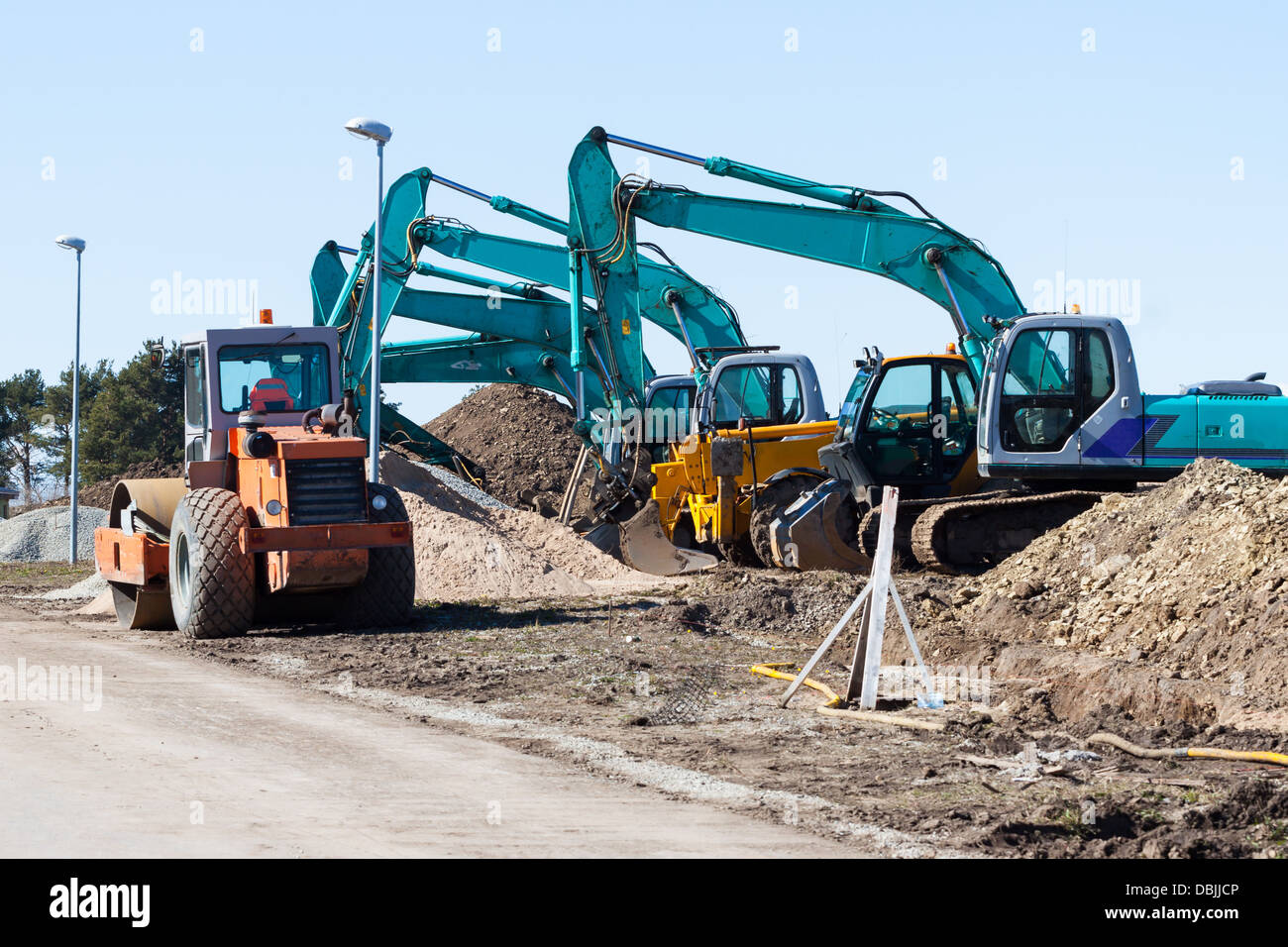 Les excavatrices et camions compacteurs d'asphalte on construction site Banque D'Images