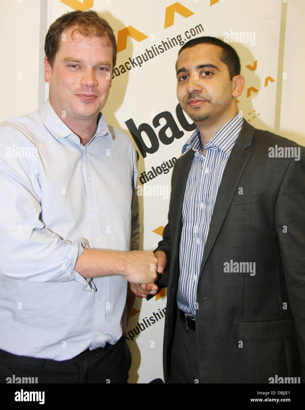 James Macintyre et Mehdi Mehdi Hasan Hasan et James Macintyre assister à un lancement de livre partie pour leur livre le Milibands Ed : et la réalisation d'un dirigeant syndical à Westminster Tower Londres, Angleterre - 21.06.11 Banque D'Images