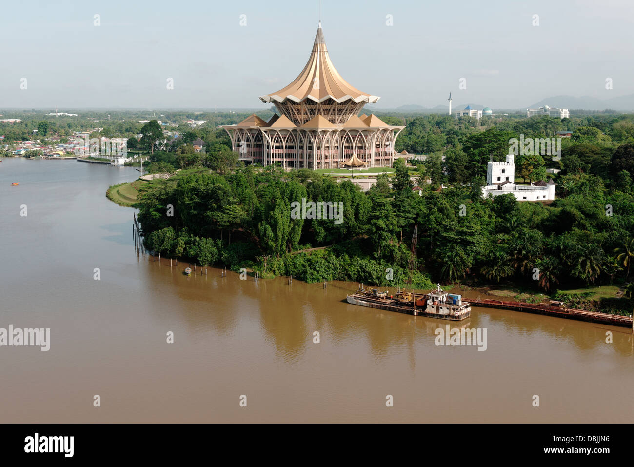 Dewan Undangan Negri. l'Assemblée de l'État de Sarawak bâtiment donnant sur la rivière Sarawak Kuching, aux côtés Fort Martguerita Banque D'Images