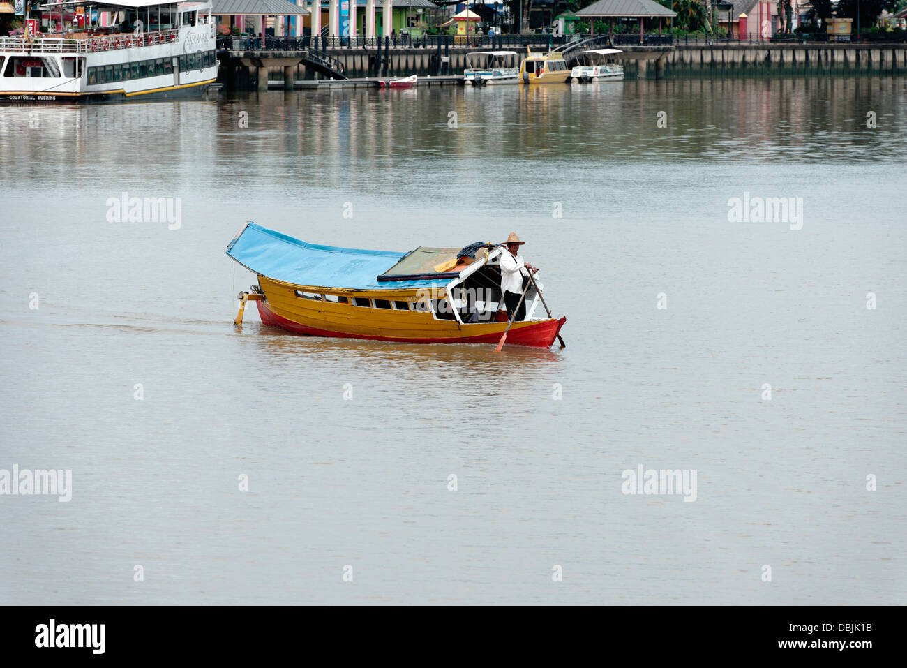 Convoyage Sampan passagers sur la rivière de Kuching Sarawak, Malaysia Banque D'Images