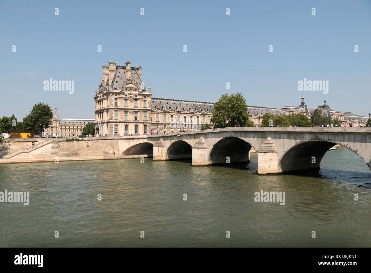 Vue sur la Seine vers le Pont Royal pont et le musée du Louvre à Paris, France. Banque D'Images