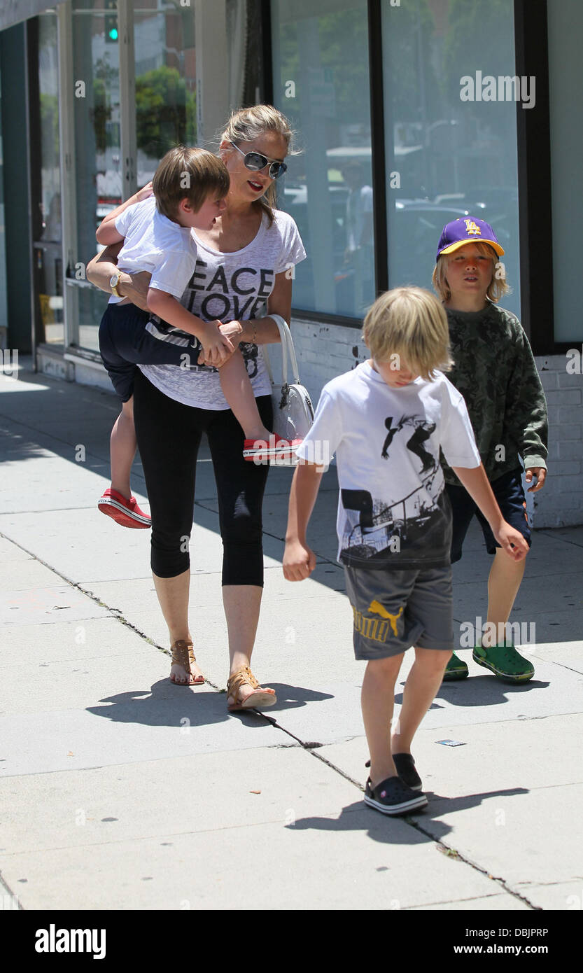 Sharon Stone prend ses trois fils adoptifs, Roan Joseph Bronstein, Laird Vonne Stone, et Quinn Kelly Stone pour manger le déjeuner au California Pizza Kitchen et l'achat des fournitures artistiques de Color Me Mine dans Beverly Hills. Los Angeles, Californie - 25.06.11 Banque D'Images