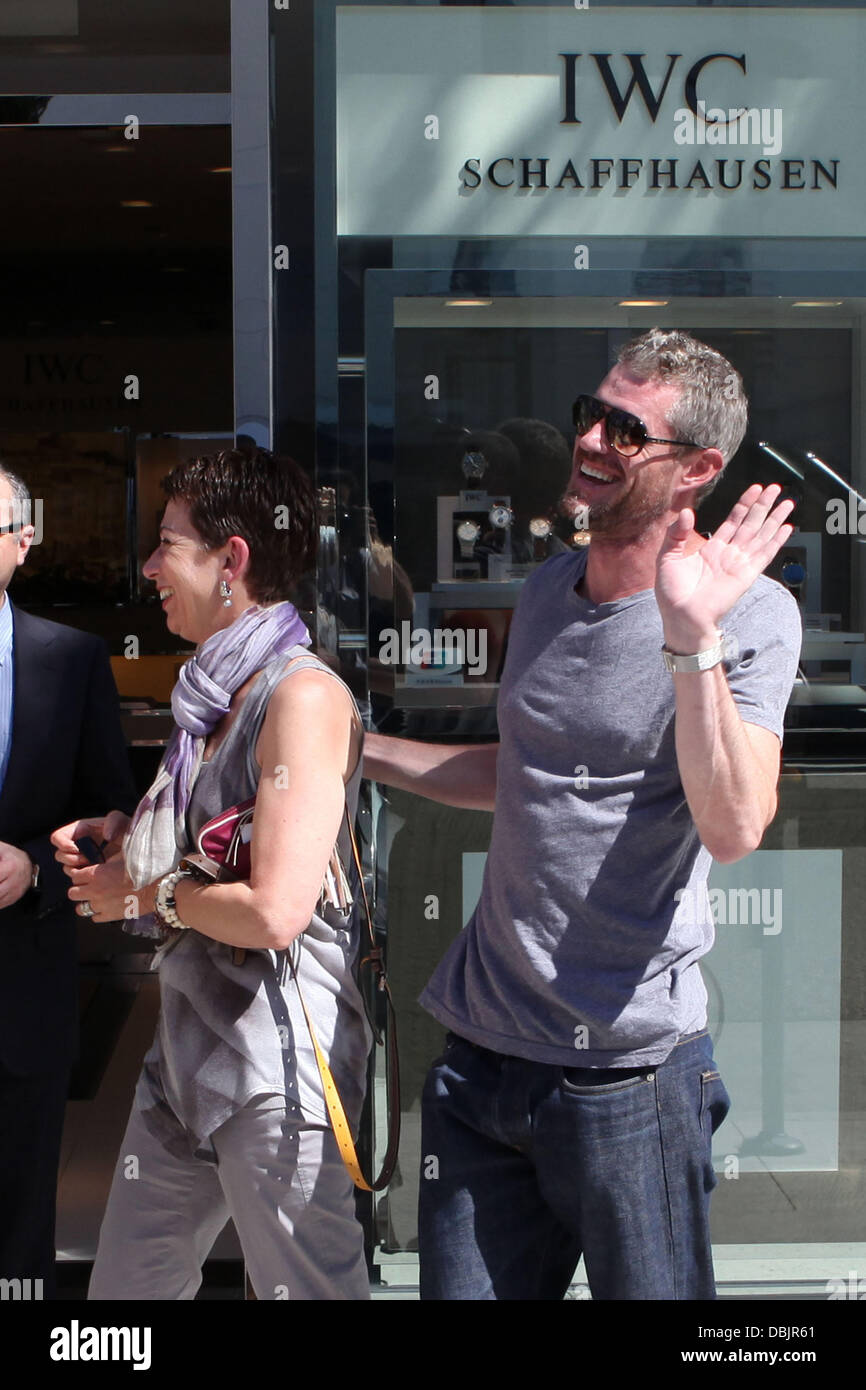 Gray's Anatomy star, Eric Dane, fait une farce à l'attente des paparazzi en laissant la CBI magasin avec une femme mystère, qui s'avère être un membre du public aussi shopping dans le même magasin. Dane a été à l'IWC pour acheter et regarder pour un ami cher. Banque D'Images