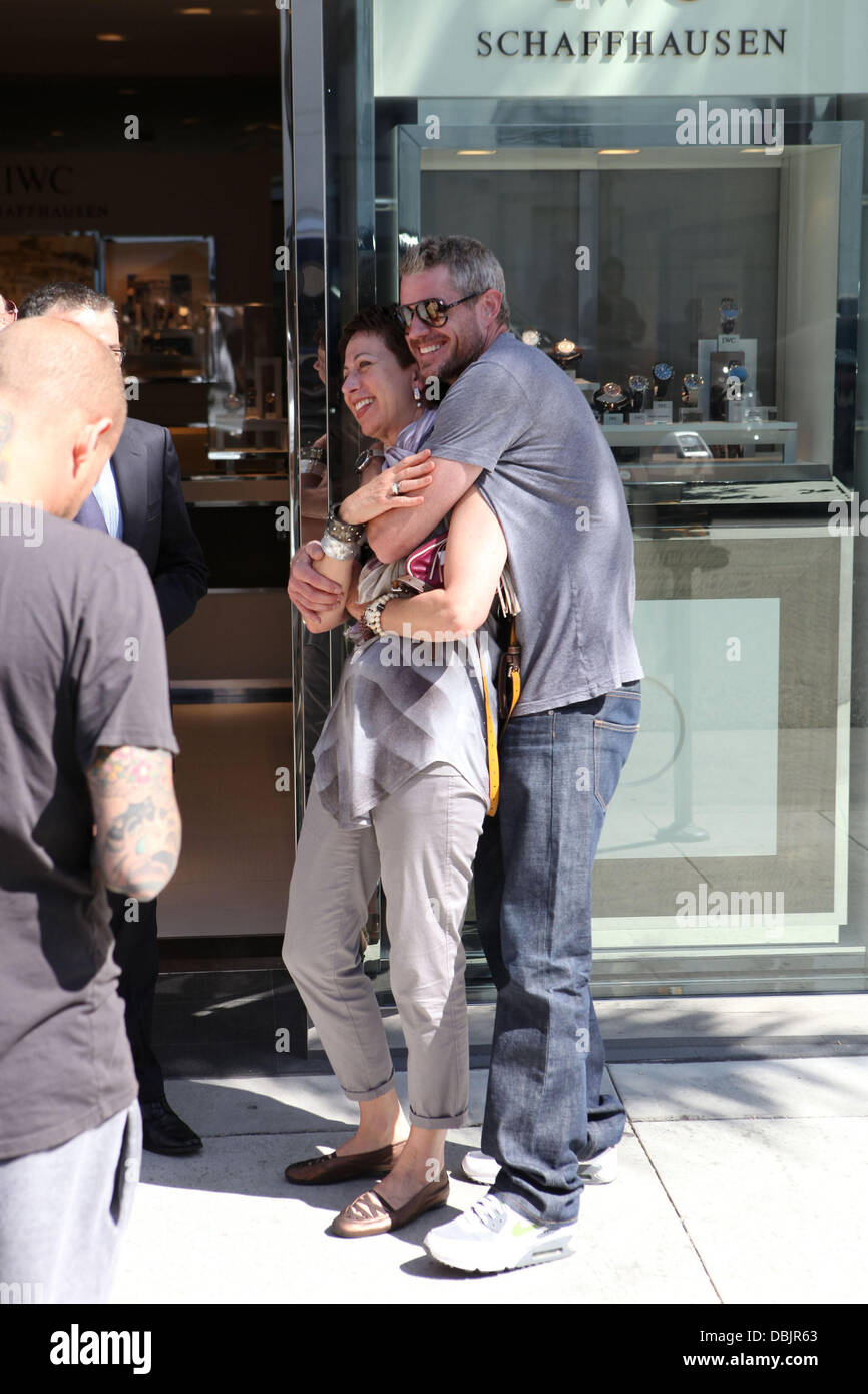 Gray's Anatomy star, Eric Dane, fait une farce à l'attente des paparazzi en laissant la CBI magasin avec une femme mystère, qui s'avère être un membre du public aussi shopping dans le même magasin. Dane a été à l'IWC pour acheter et regarder pour un ami cher. Banque D'Images