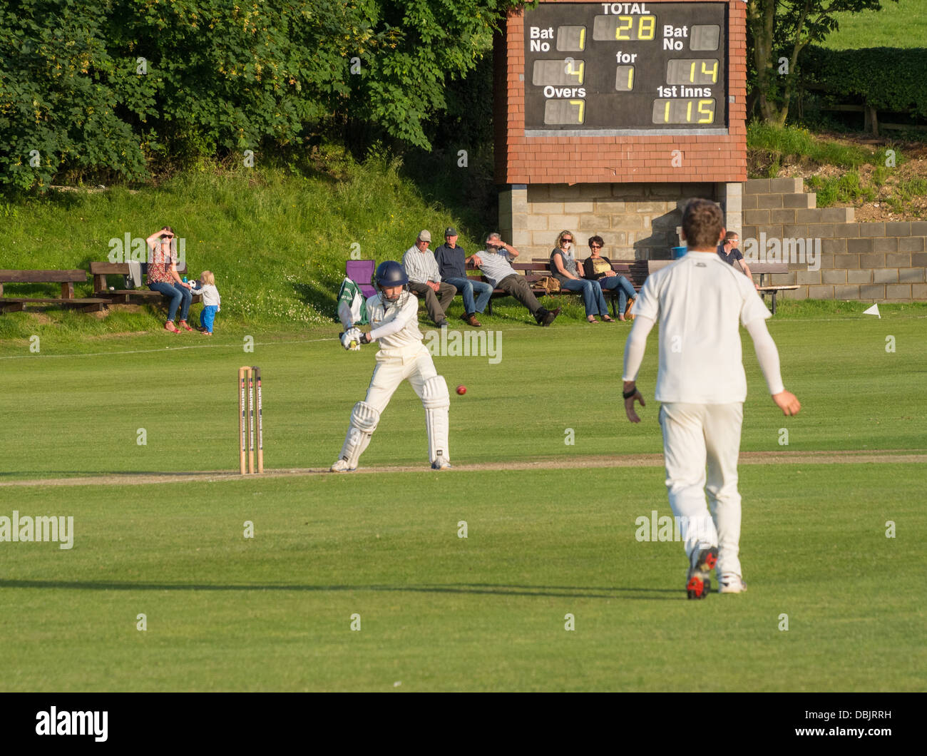 Match de cricket Flixton Village près de Scarborough dans le Yorkshire Banque D'Images