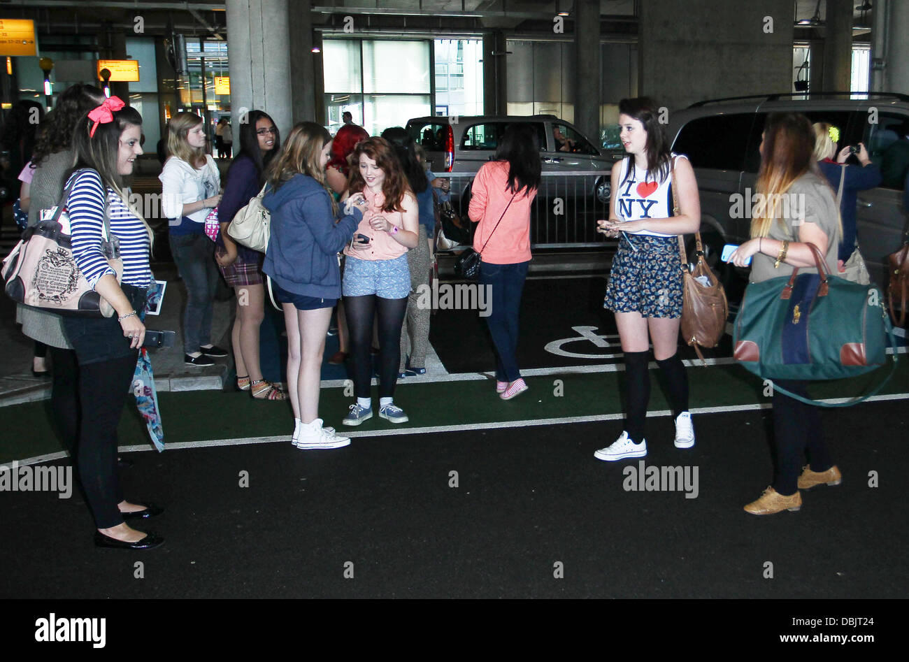 Fans attendre à l'extérieur de l'aéroport de Heathrow pour l'arrivée d'une direction Londres, Angleterre - 26.06.11 Banque D'Images