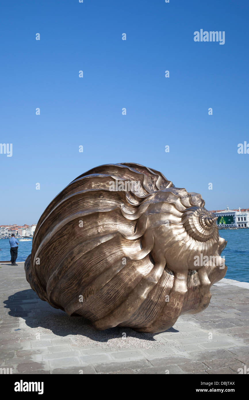 Un M.Quinn la très grande sculpture en bronze (harpe). 55e Biennale de Venise. Harpe de bronze très agrandie de M.Quinn. Banque D'Images