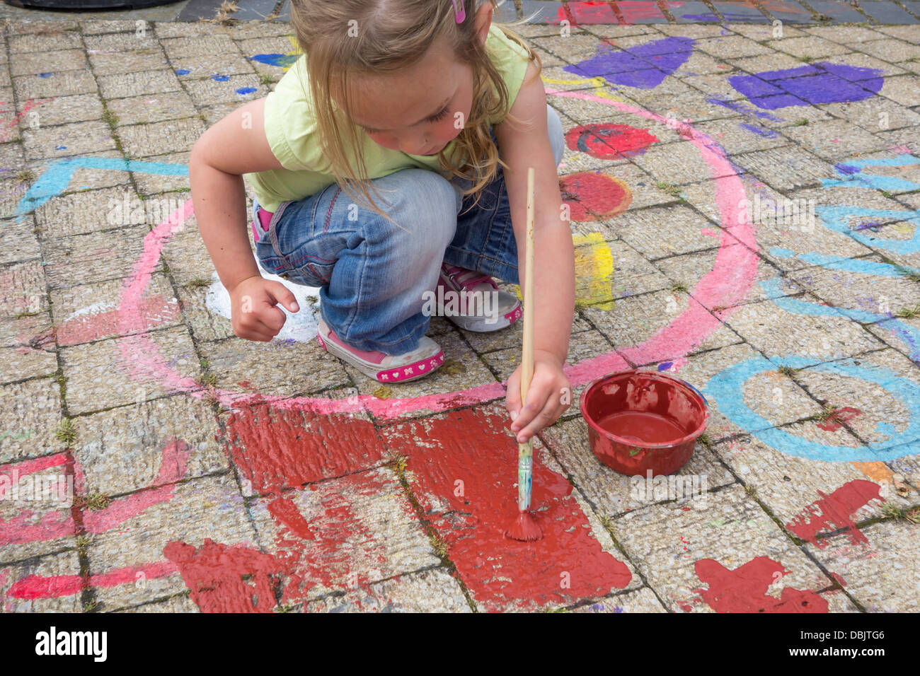 Une jeune fille faisant marbre peintures Banque D'Images