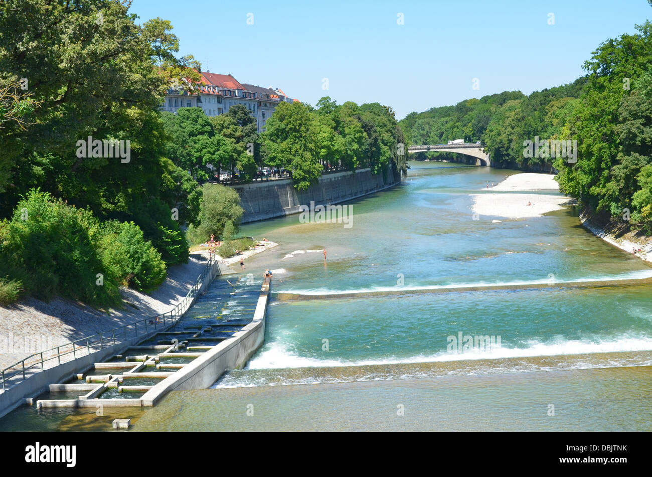 Vue sur la rivière Isar Munich de Bavière Allemagne pont Maximilians Banque D'Images