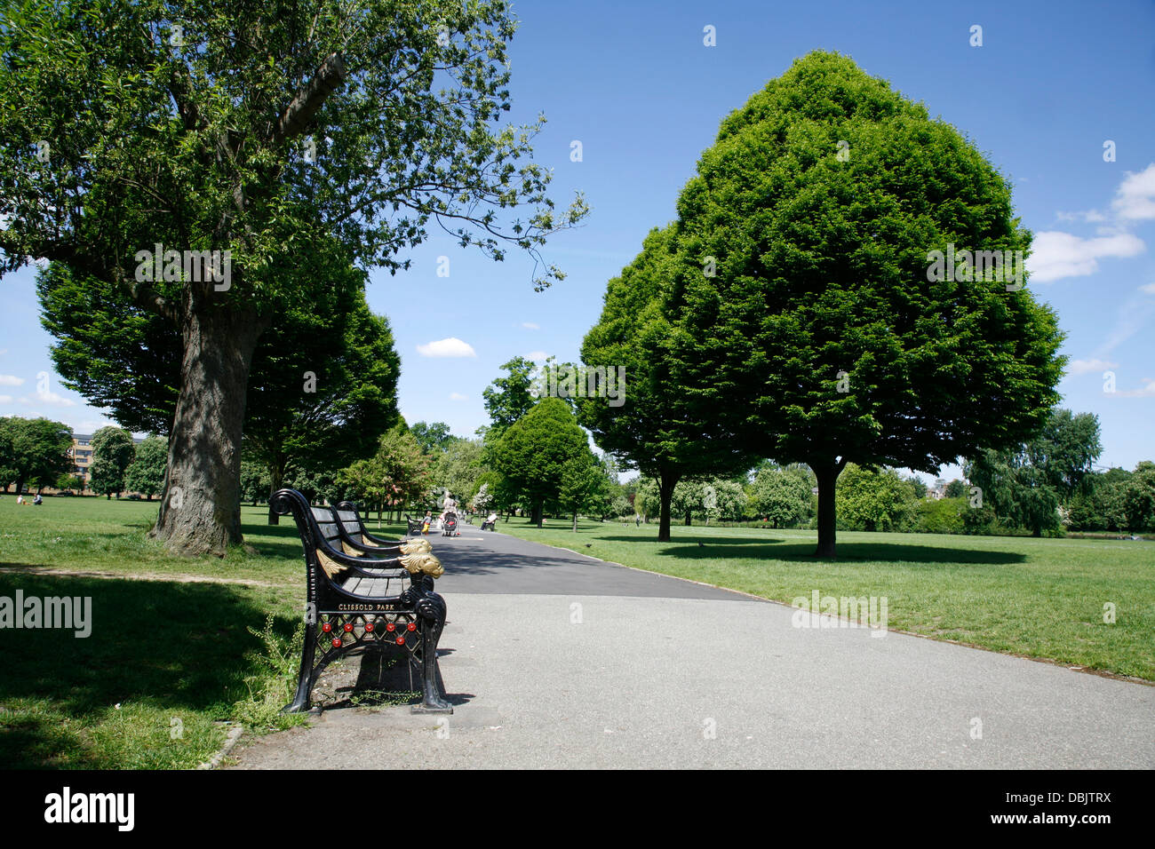 Sentier à travers Clissold Park, Stoke Newington, London, UK Banque D'Images