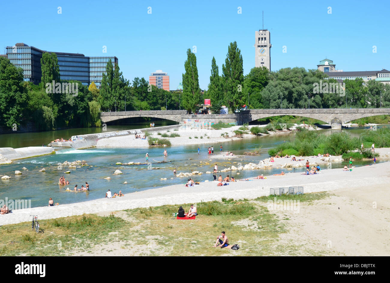 L'Isar près de Deutsches Museum de Munich personnes été Allemagne Bavière baignade Office européen des brevets Banque D'Images