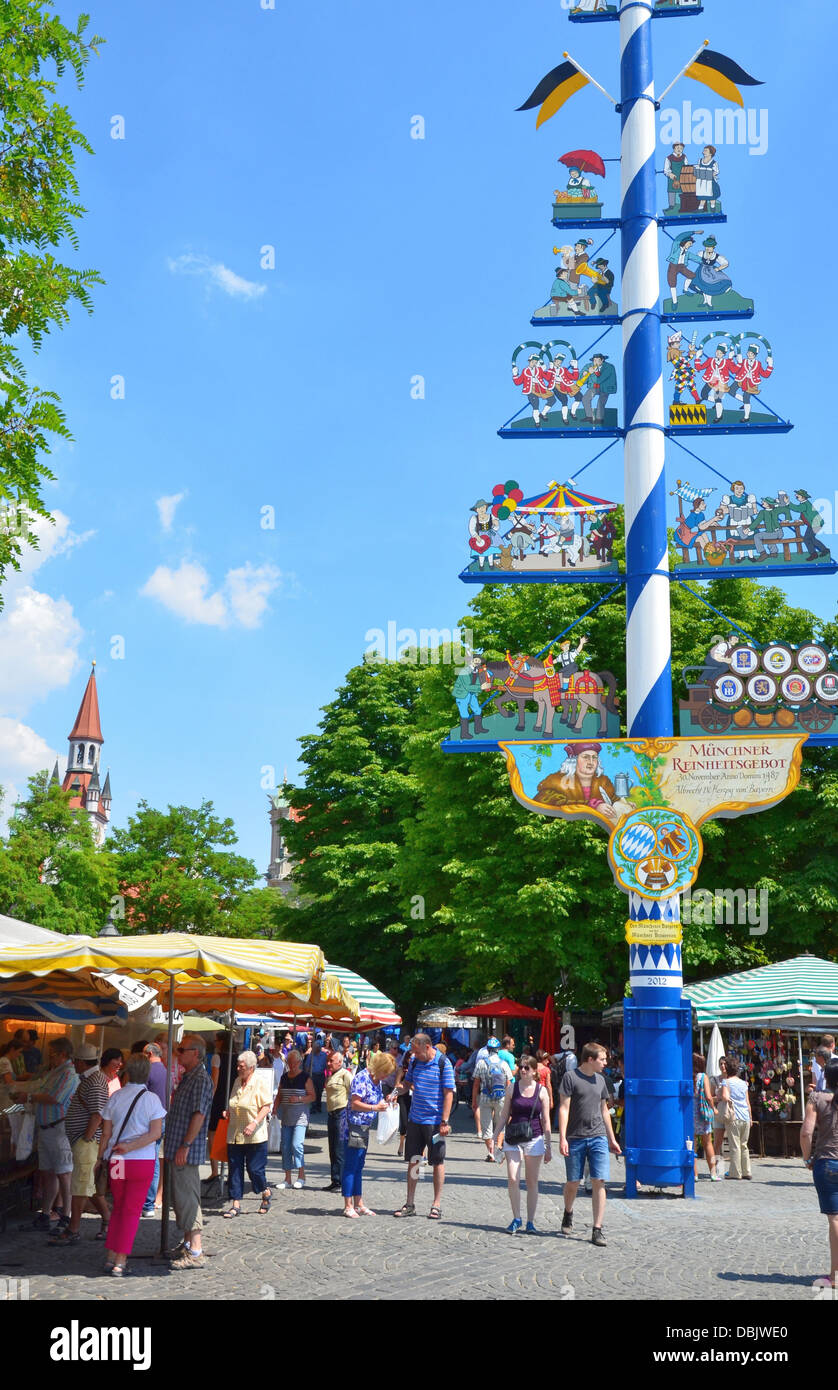 Blumenstraße et Viktualienmarkt Munich Allemagne Bavière maypole Banque D'Images