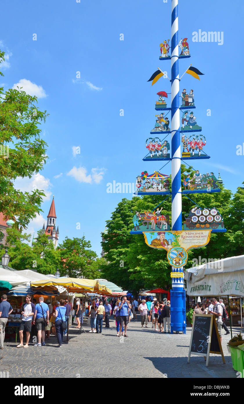 Blumenstraße et Viktualienmarkt Munich Allemagne Bavière maypole Banque D'Images
