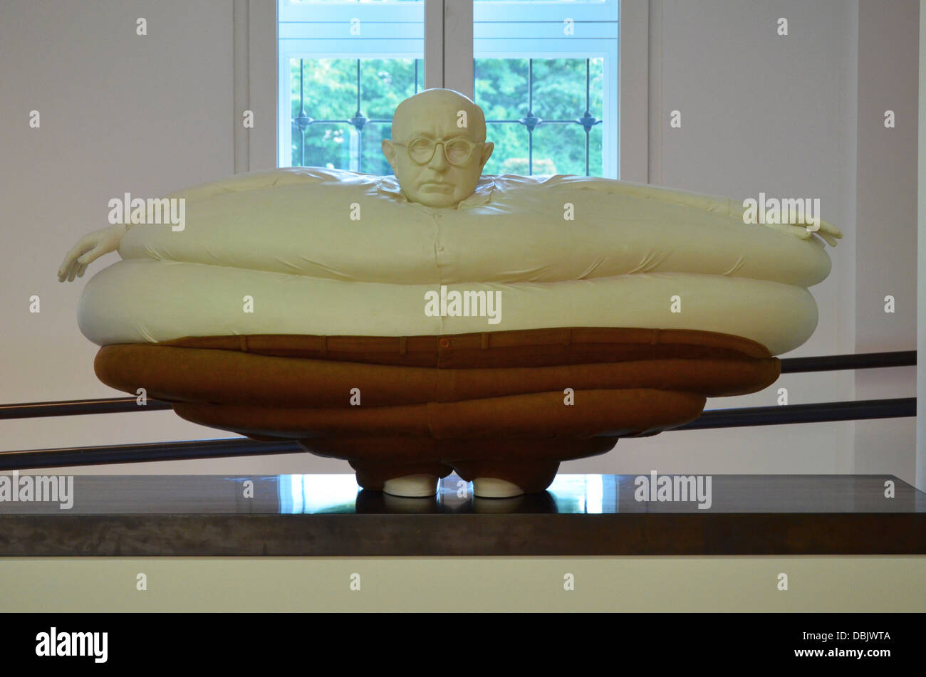 Lenbachhaus Munich Erwin Wurm sculpture Adorno que Oliver Hardy l'art contemporain Banque D'Images