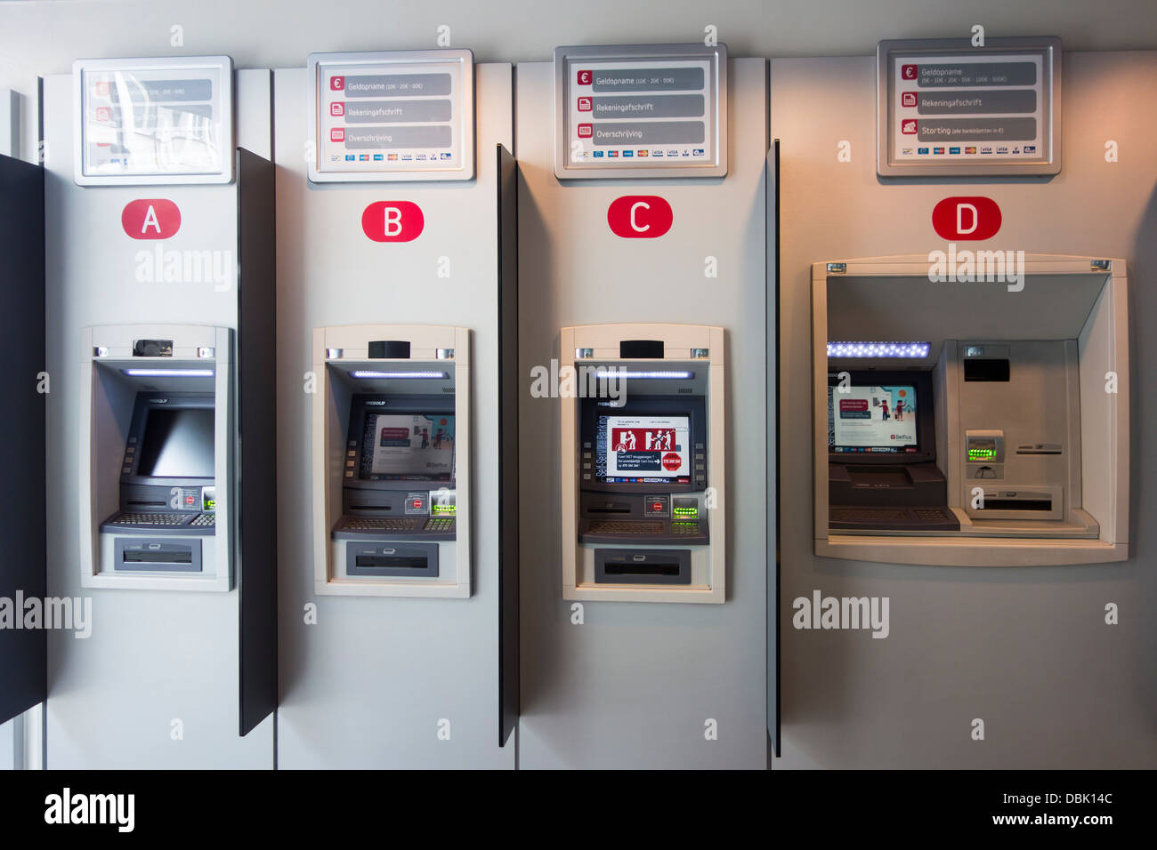 Les distributeurs de billets ATM à l'intérieur du distributeur à Belfius banque, Belgique Belge Banque D'Images