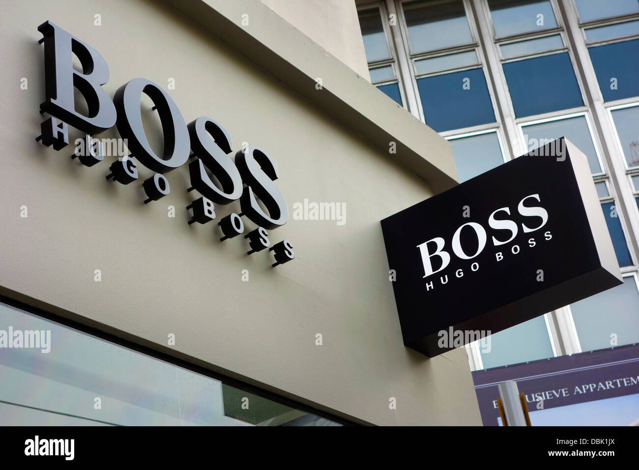 Signe montrant le logo de la marque de vêtements Hugo Boss store Banque D'Images