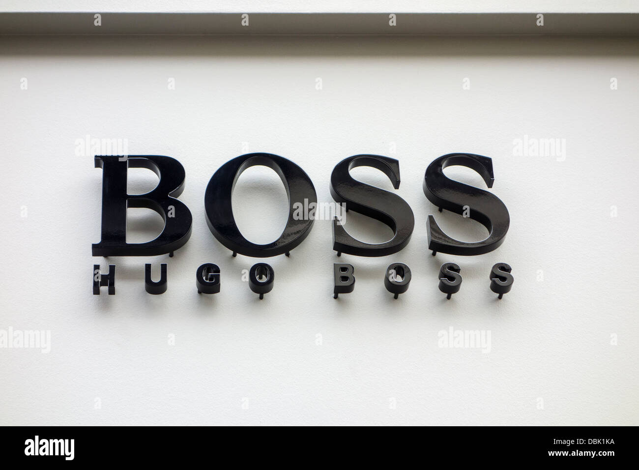 Signe montrant le logo de la marque de vêtements Hugo Boss store Banque D'Images