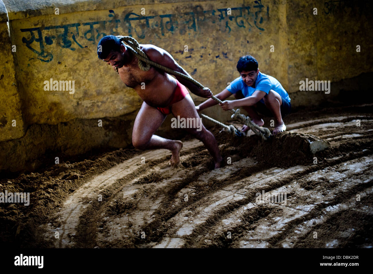 Lutteurs Kushti indiennes train au Guru Hanuman Akhara dans Old Delhi, Inde Banque D'Images