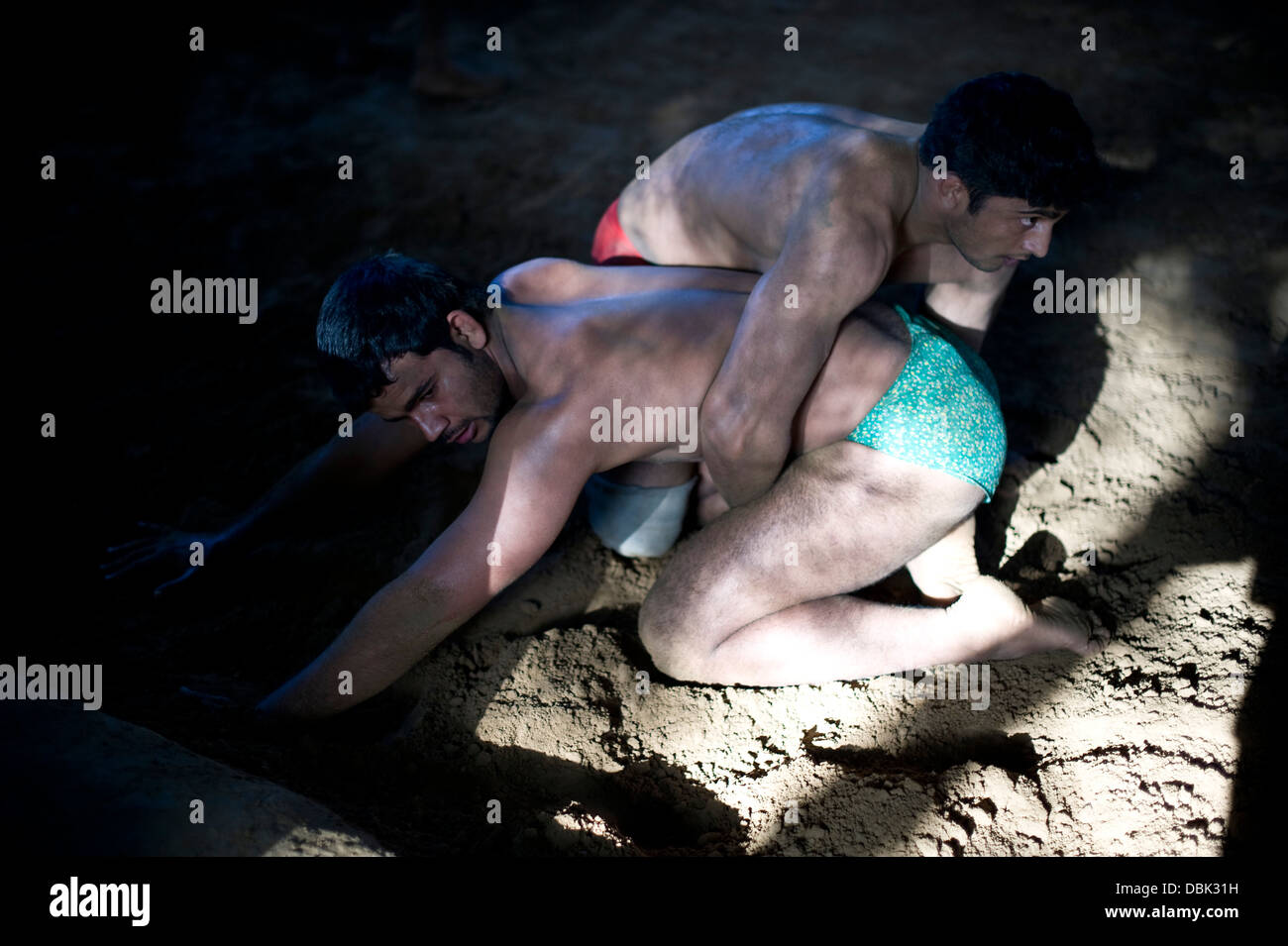 Lutteurs Kushti indiennes train au Guru Hanuman Akhara dans Old Delhi, Inde Banque D'Images
