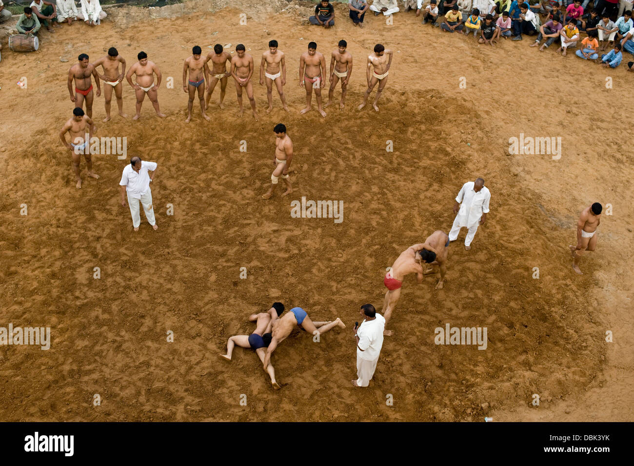 Lutteurs Kushti indiennes font concurrence au cours d'un rêve traditionnels (Concurrence) à Delhi, Inde Banque D'Images