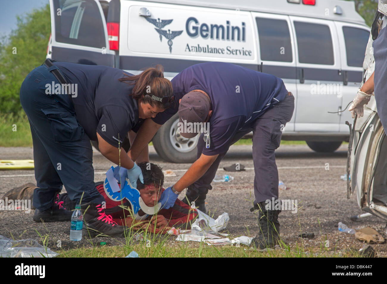 Childress, Texas - Un van holding 26 immigrés sans papiers d'Amérique centrale a renversé sur l'autoroute 285 au Texas. Banque D'Images