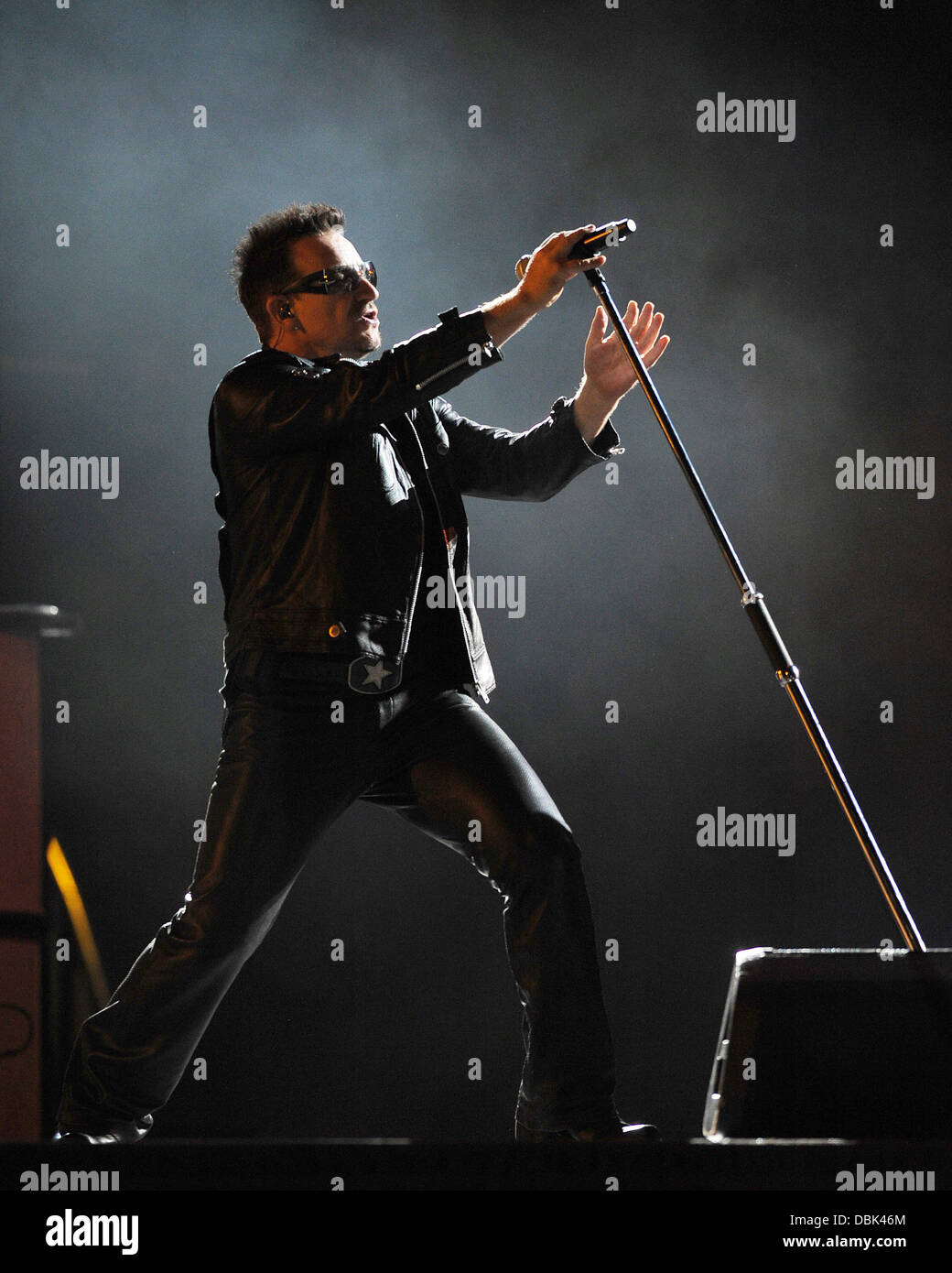 Bono de U2 au cours de l'exécution de 'U2' à 360 degrés world tour au Sun Life Stadium de Miami, Floride - 29.06.11 Banque D'Images