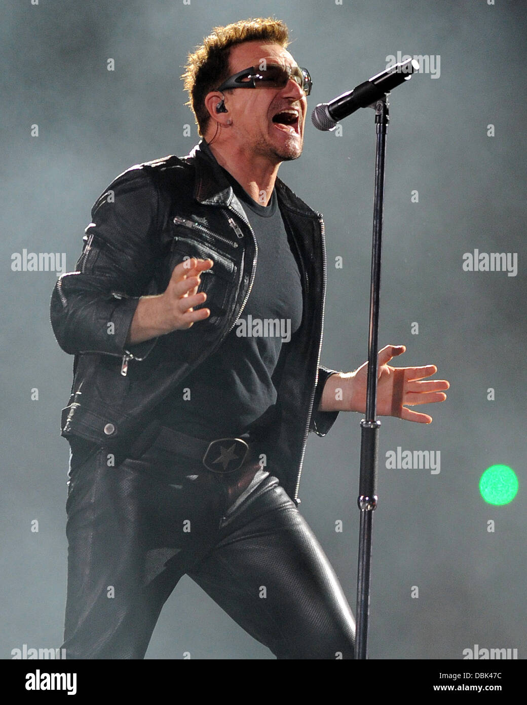 Bono de U2 au cours de l'exécution de 'U2' à 360 degrés world tour au Sun Life Stadium de Miami, Floride - 29.06.11 Banque D'Images