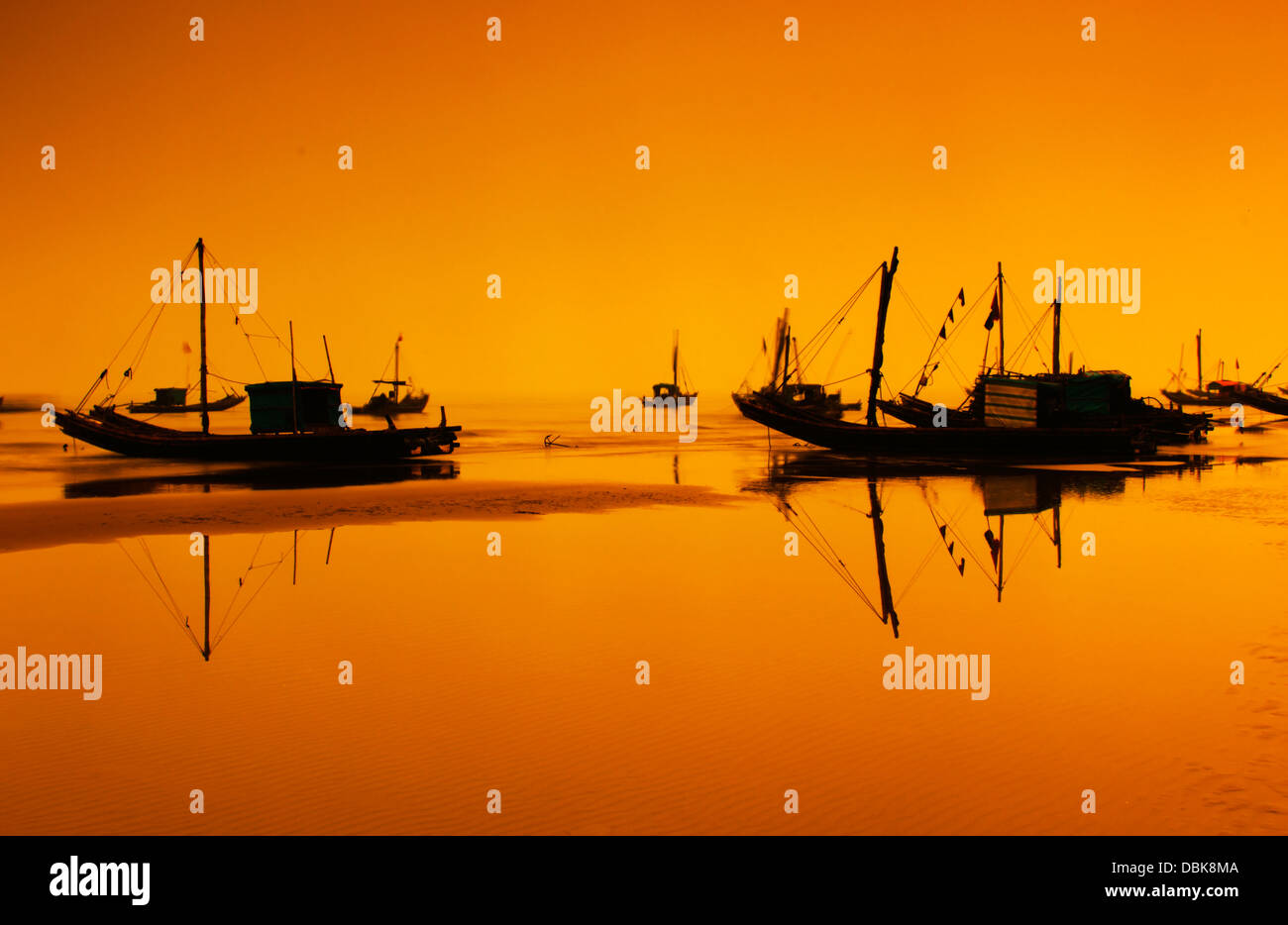 Tôt le matin à la plage, fils de Sam Sam Fils Ville, province de Thanh Hoa, Vietnam Banque D'Images