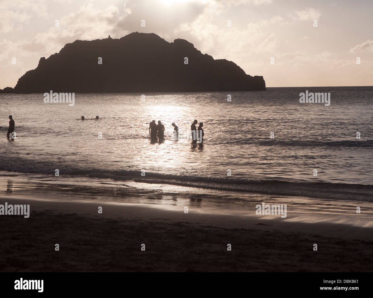 Coucher du soleil à plage de Cachorro dans l'île de Fernando de Noronha, Brésil. Banque D'Images