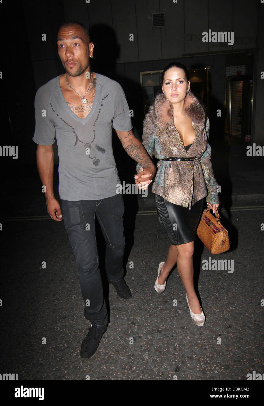 John Carew quitte le Whisky Mist club avec une compagne Londres, Angleterre - 03.07.11 Banque D'Images