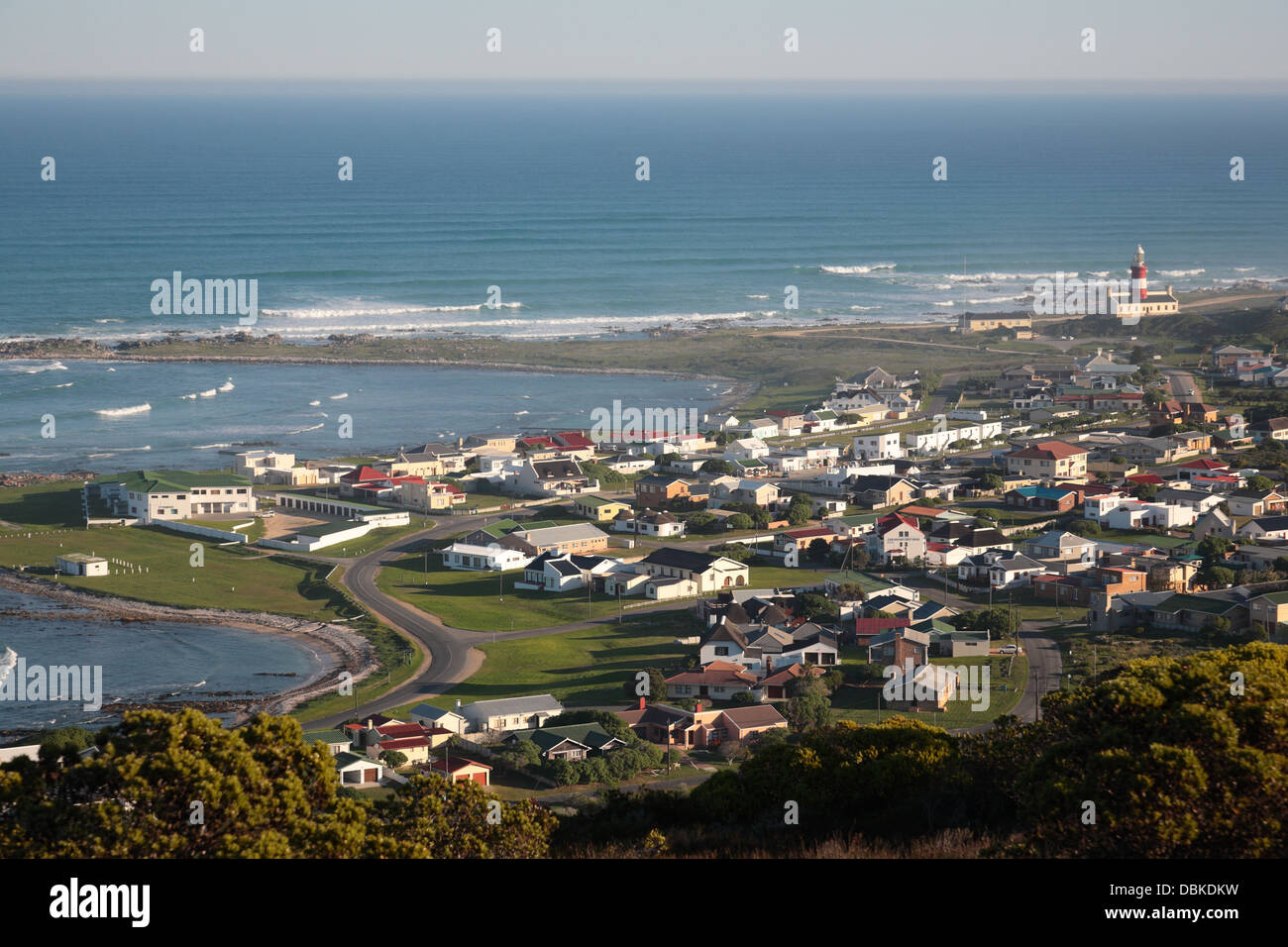 Vue aérienne de l'Agulhas et cap Agulhas lighthouse, à l'extrémité sud de l'Afrique, vu de montagnes environnantes Banque D'Images