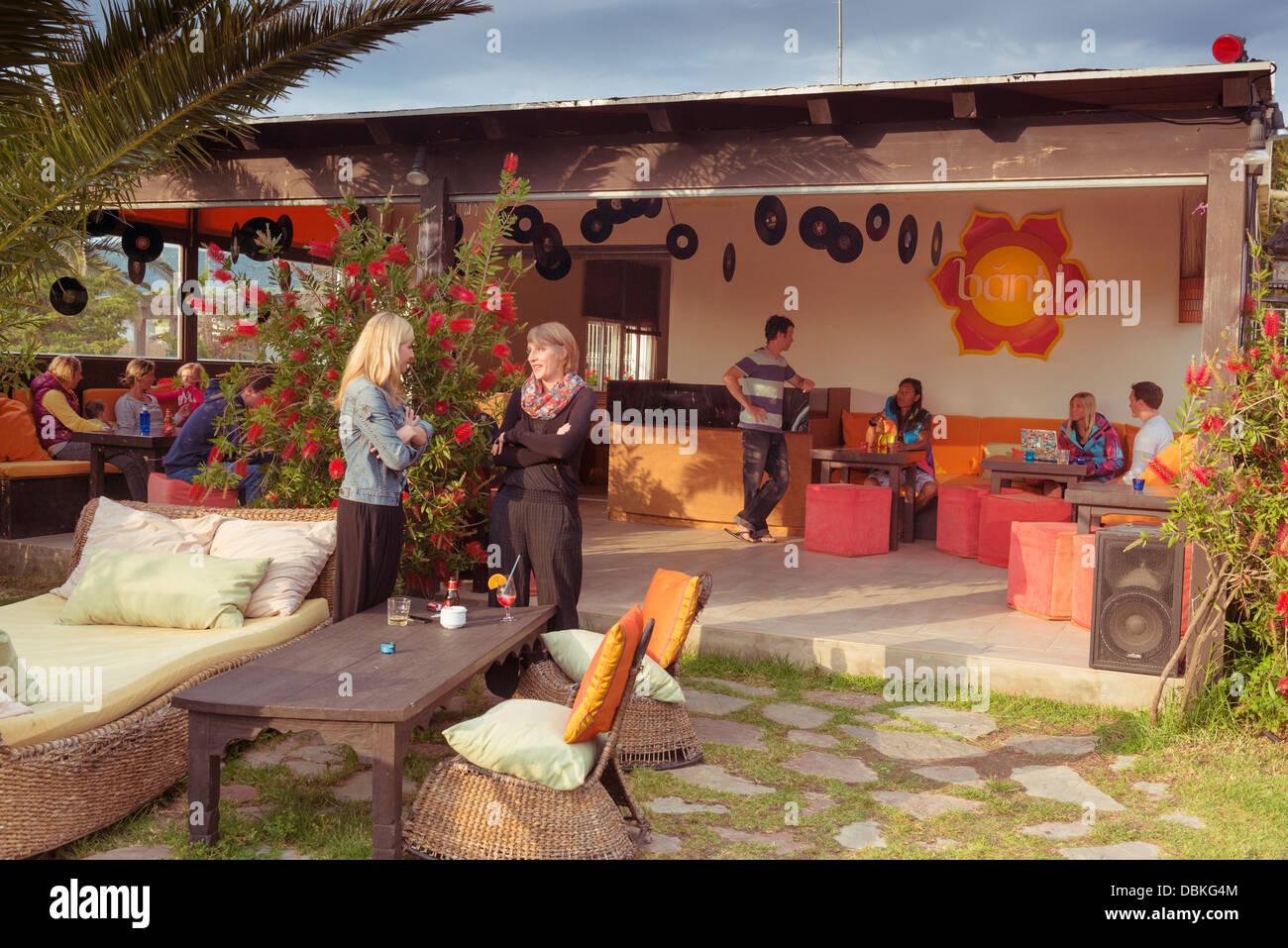 Les gens à un bar chill out. Banque D'Images